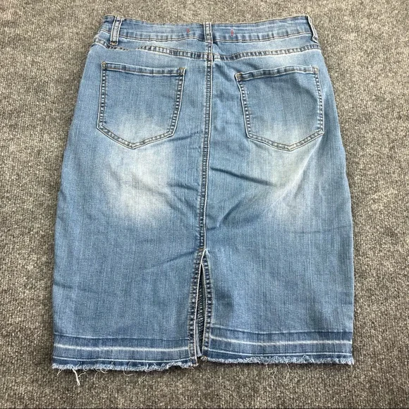 !it Jean skirt size 4 light wash distressed - Picture 7 of 9